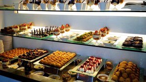Een buffet met diverse desserts en drankjes.