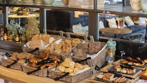 Une vitrine de boulangerie présentant une variété de pains et de pâtisseries.