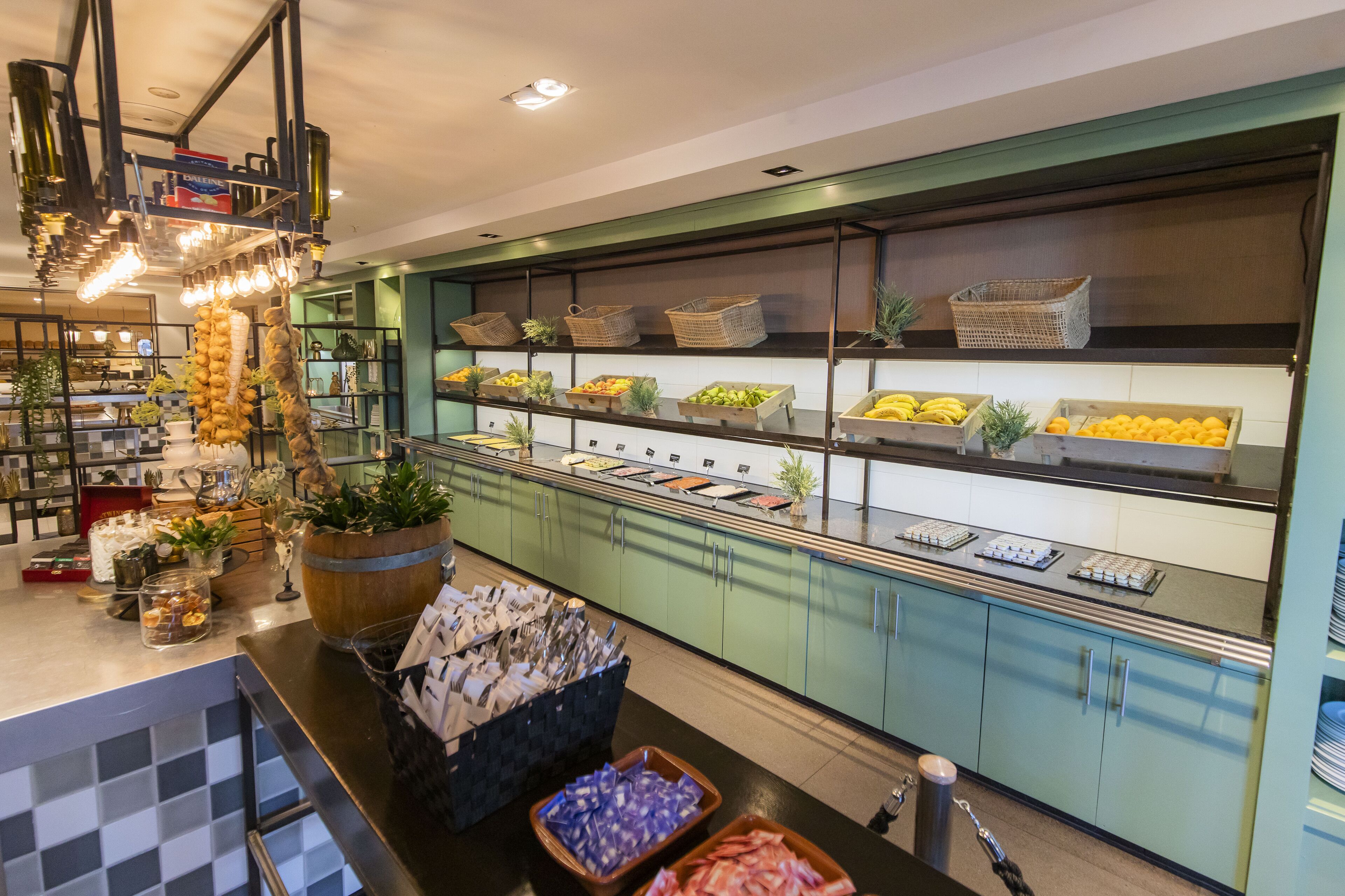 3 restaurants, breakfast, lunch, dinner served; sushi