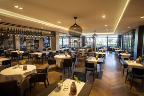 3 restaurants, breakfast, lunch, dinner served; sushi - Van der Valk Hotel Eindhoven (Eindhoven)