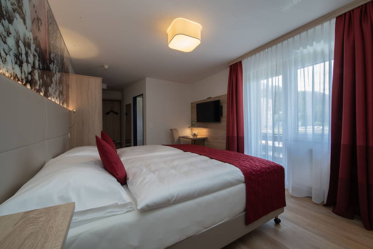 Superior Double Room, 2 Katil Bujang (Single), Balcony, Annex Building | Peralatan tempat tidur hipoalergenik, peti besi dalam bilik, meja