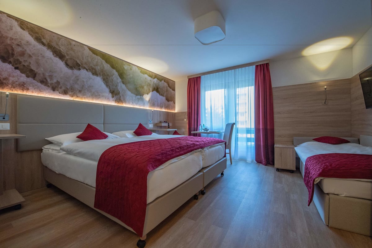 Family Triple Room, Balcony, Annex Building | Peralatan tempat tidur hipoalergenik, peti besi dalam bilik, meja
