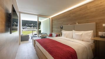 Superior tweepersoonskamer, 1 queensize bed, veranda, uitzicht op bergen | Hypoallergeen beddengoed, een kluis op de kamer, een bureau