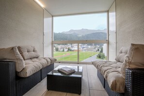 高級雙人房, 1 張加大雙人床, 露台, 山景 | 客廳 | 平面電視