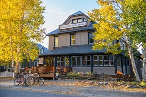 Free self-parking - Elk Mountain Lodge (Crested Butte)