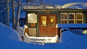 En hotelindgang med et skilt, der viser "The Mountain Lodge Hotel Entrance".