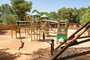 Zona de juegos infantil al aire libre