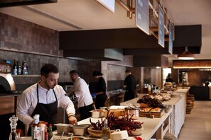 5 restaurantes; se sirven desayunos, almuerzos y cocina internacional 