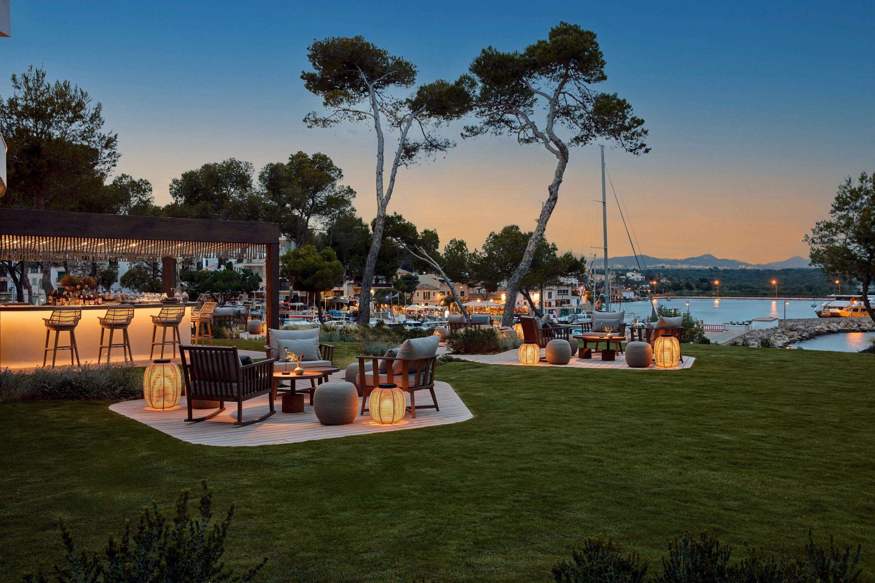 5 restaurants; breakfast, lunch, and dinner served