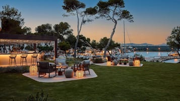 5 restaurants; breakfast, lunch, and dinner served
