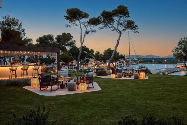 5 restaurants; breakfast, lunch, and dinner served