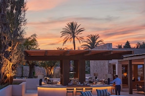 4 Bars/Lounges
