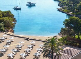 Beach nearby, beach towels, snorkeling, kayaking