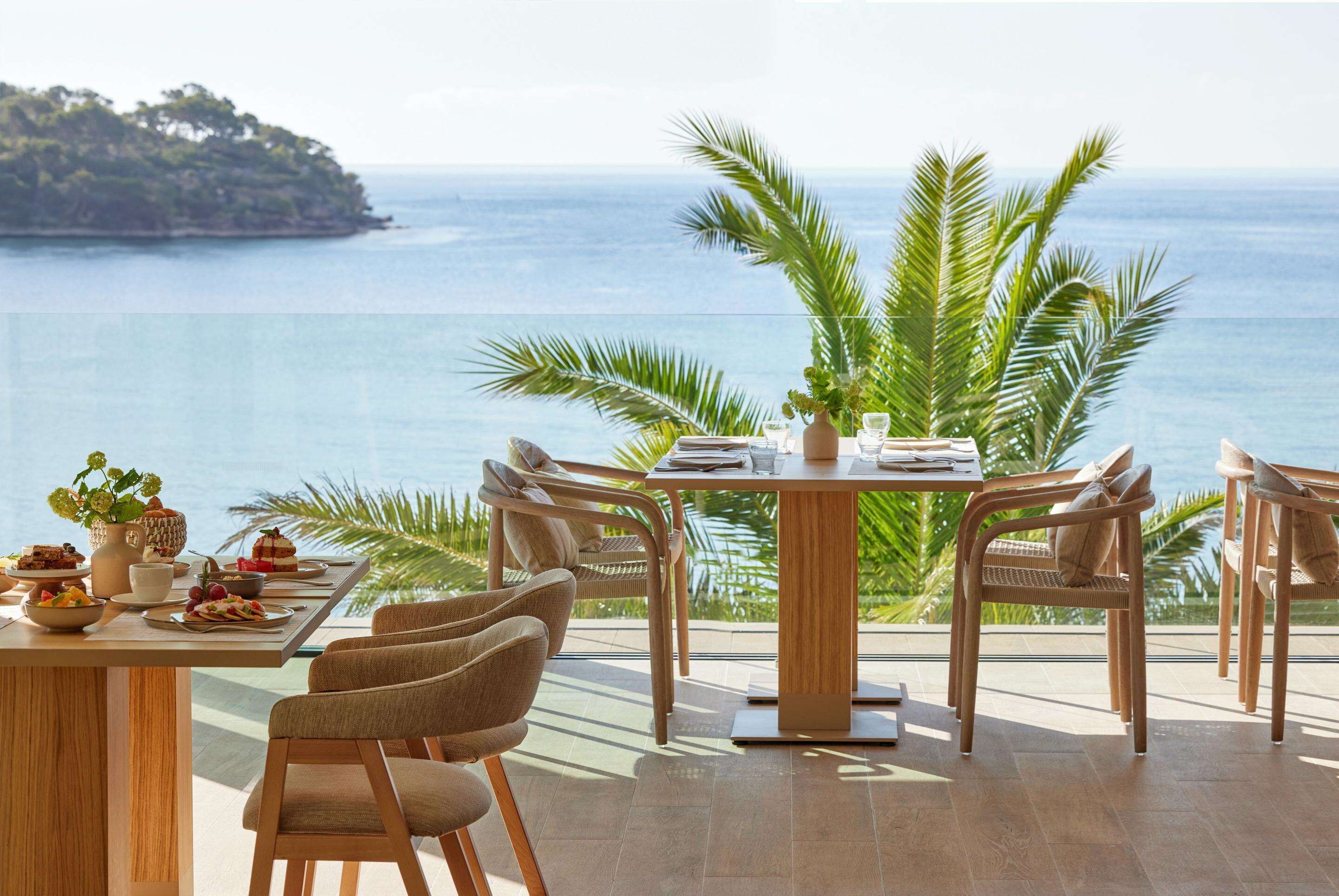 5 restaurants, breakfast, lunch, dinner served; international cuisine