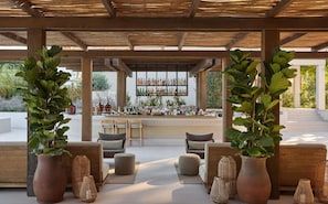 4 bars/lounges