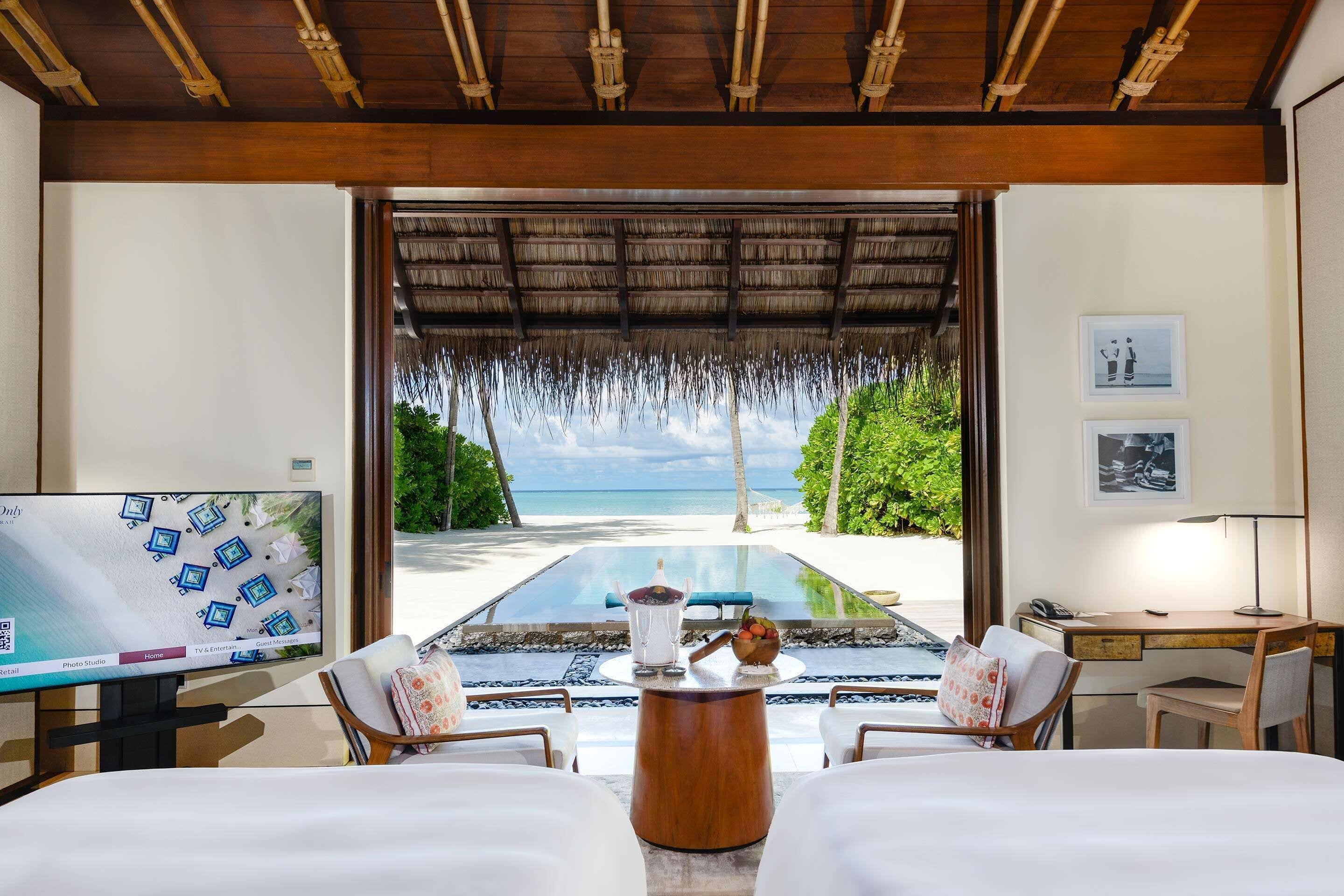 เครื่องนอนระดับพรีเมียม, มินิบาร์ฟรีบางอย่าง, ตู้นิรภัยในห้องพัก