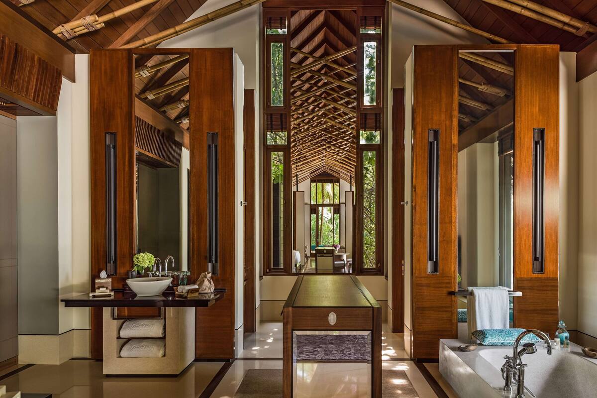 Une salle de bain moderne avec une grande baignoire, un lavabo et un meuble-lavabo.