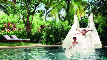 Kolam renang outdoor, dengan payung kolam renang dan kursi berjemur