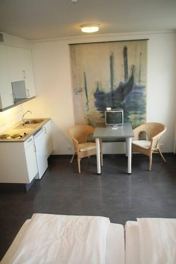 Desk, cots/infant beds