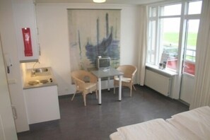 Desk, cots/infant beds - Fosshotel Sudurgata (Reykjavik)