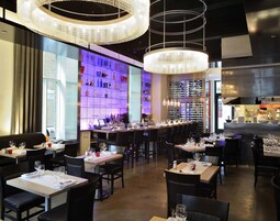 供应早餐、午餐和晚餐