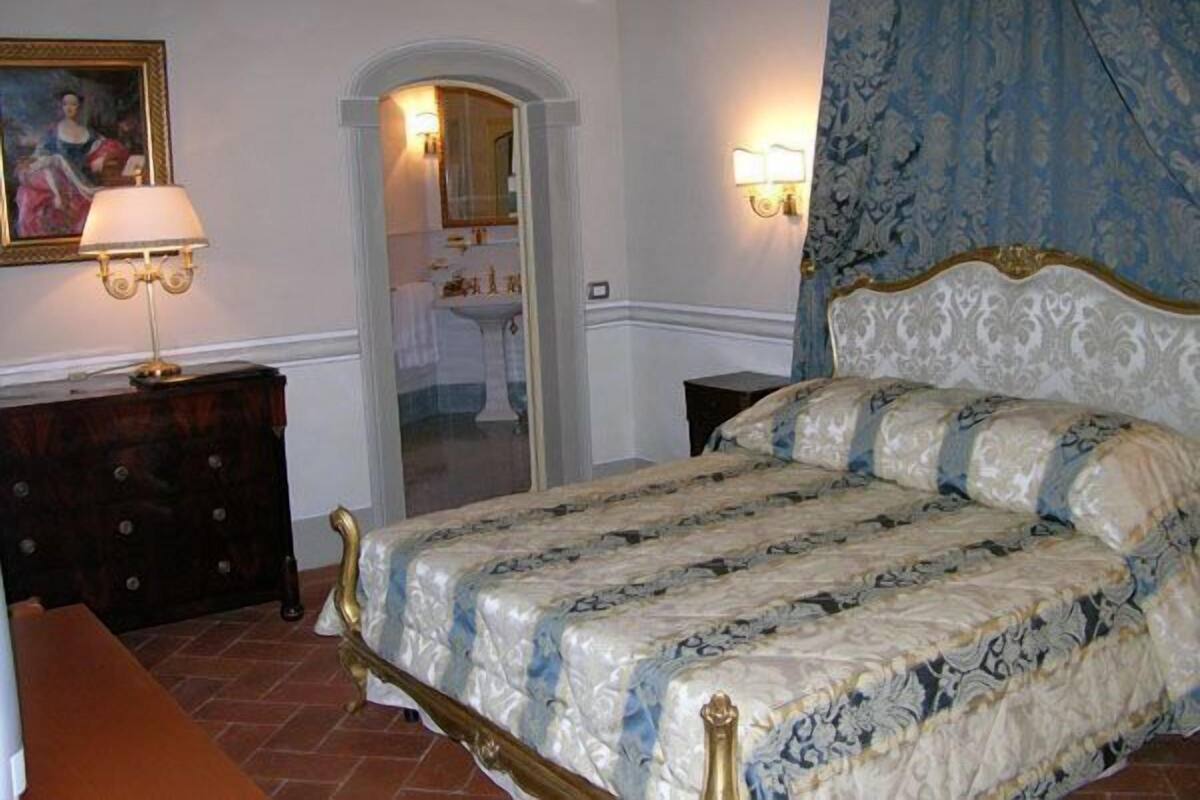 In-room safe, iron/ironing board, alarm clocks
