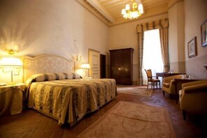 Suite ejecutiva | Caja fuerte, tabla de planchar con plancha, despertador