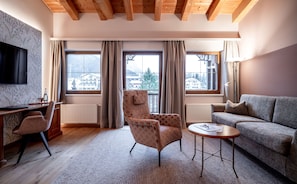 Suite – junior, balkong, fjellutsikt | Allergitestet sengetøy, dundyner, minibar og safe på rommet