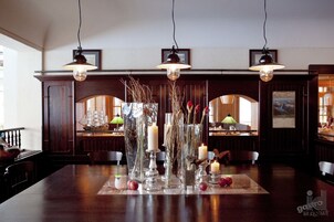 Se sirven desayunos, almuerzos y cenas; con vista al jardín