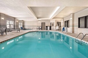 室内游泳池，日光浴躺椅