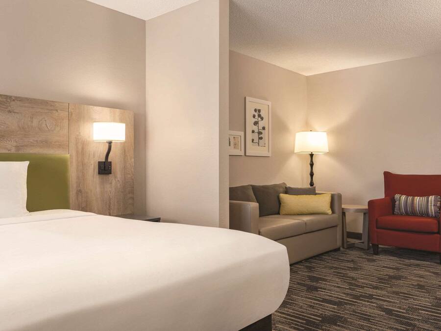 Studio Suite, 1 King Bed, Non Smoking | In-room safe, desk, laptop workspace, iron/ironing board