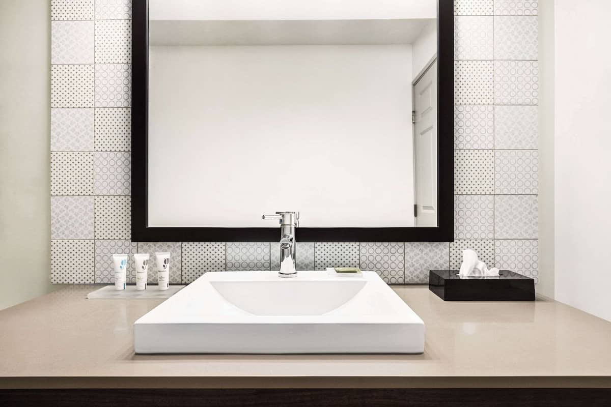 1 bedroom, in-room safe, desk, laptop workspace