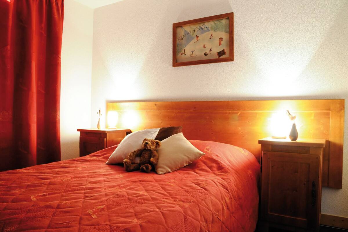 1 kamar tidur, tirai kedap cahaya, dan setrika/meja setrika
