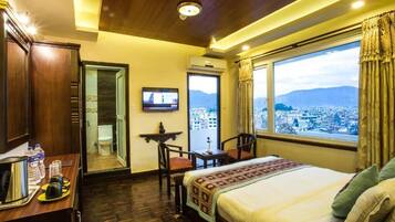 Quarto casal luxo | Roupas de cama premium, edredons de pluma, frigobar, cofres nos quartos