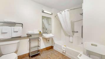 Un baño con inodoro, lavamanos y bañera.
