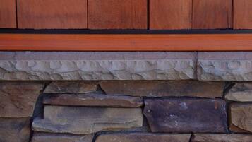 Vista frontal de la propiedad