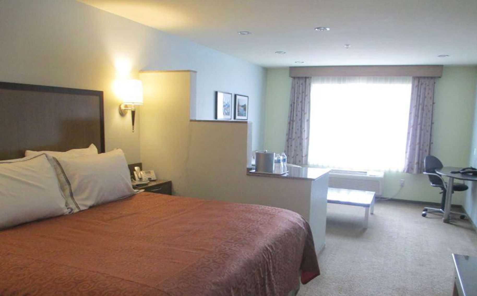 Premium bedding, down duvets, desk, blackout curtains