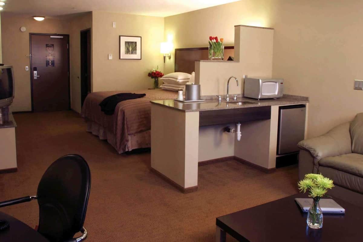 Premium bedding, down duvets, desk, blackout curtains