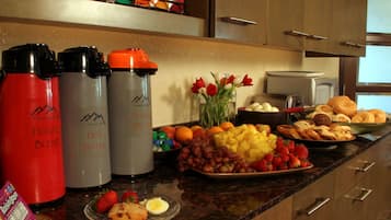 Desayuno completo gratuito y diario
