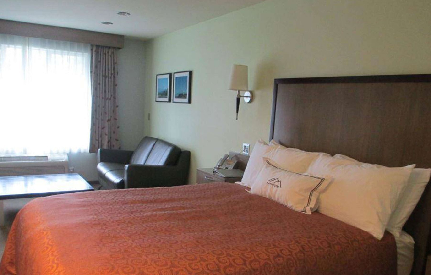 Premium bedding, down duvets, desk, blackout curtains