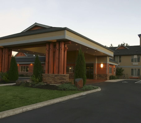 Exterior. Best Western Snowcap Lodge