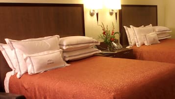 Habitación estándar, 2 camas de matrimonio, no fumadores, frigorífico y microondas (Oversized Room) | Ropa de cama de alta calidad, edredones de plumas, escritorio