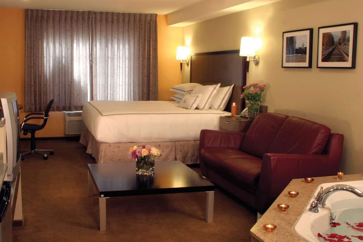 Premium bedding, down duvets, desk, blackout curtains