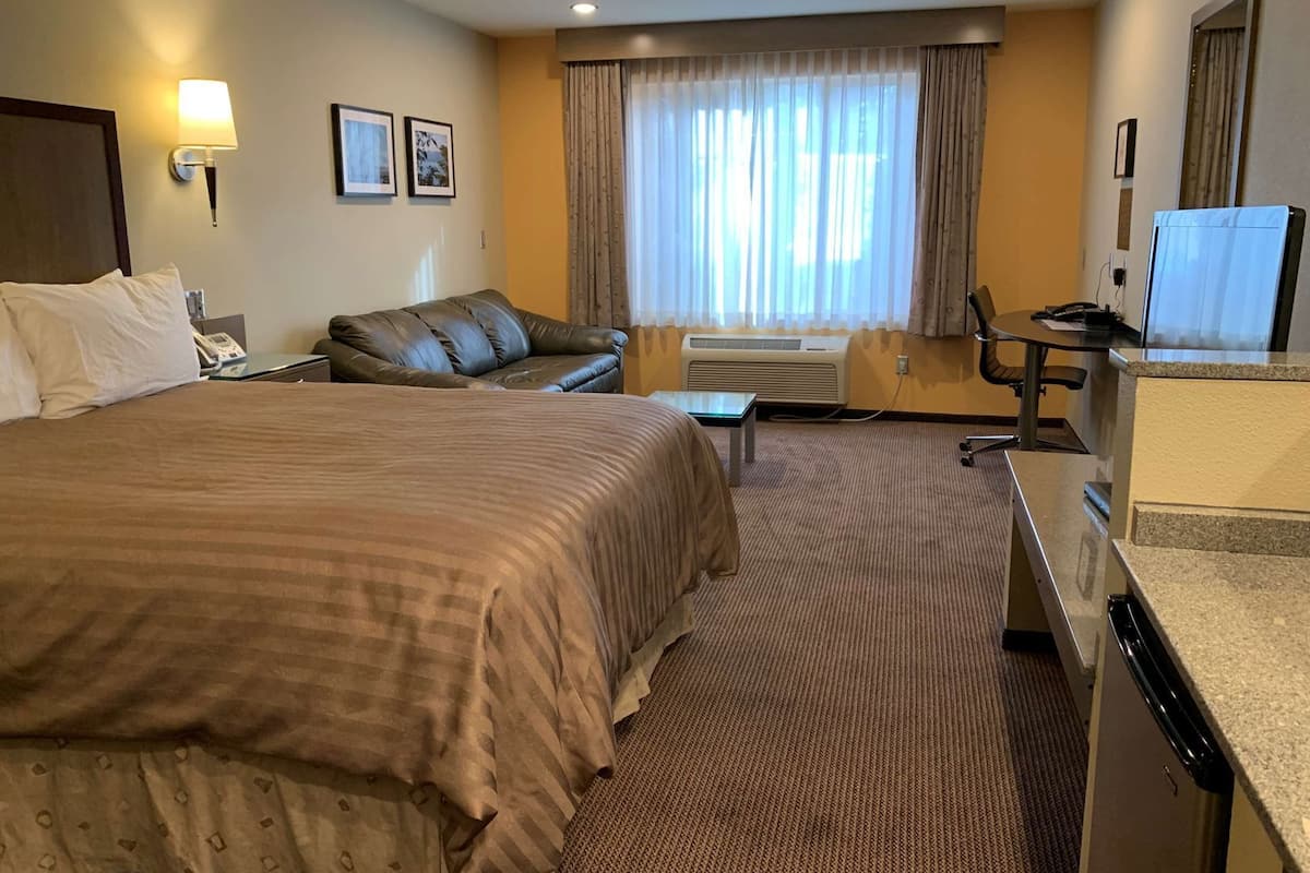 Premium bedding, down duvets, desk, blackout curtains