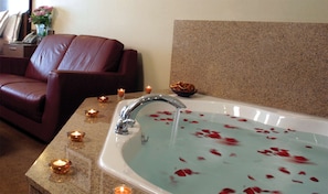 Standard Room, 1 King Bed, Non Smoking, Refrigerator & Microwave | Premium bedding, down comforters, desk, blackout drapes - Best Western Snowcap Lodge (Cle Elum)