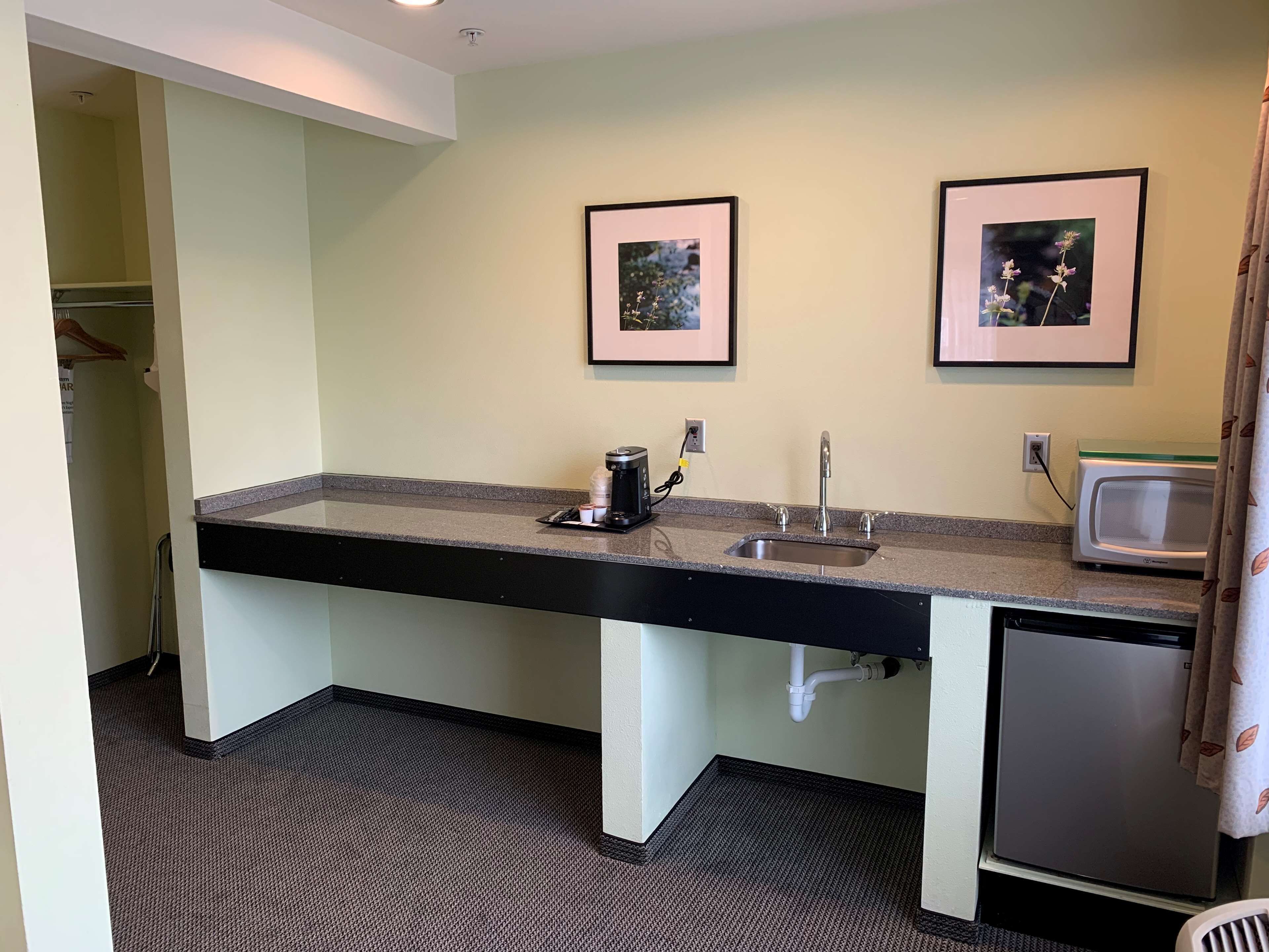 standard room, 2 queen beds, non smoking, refrigerator & microwave (oversized room) | room amenity