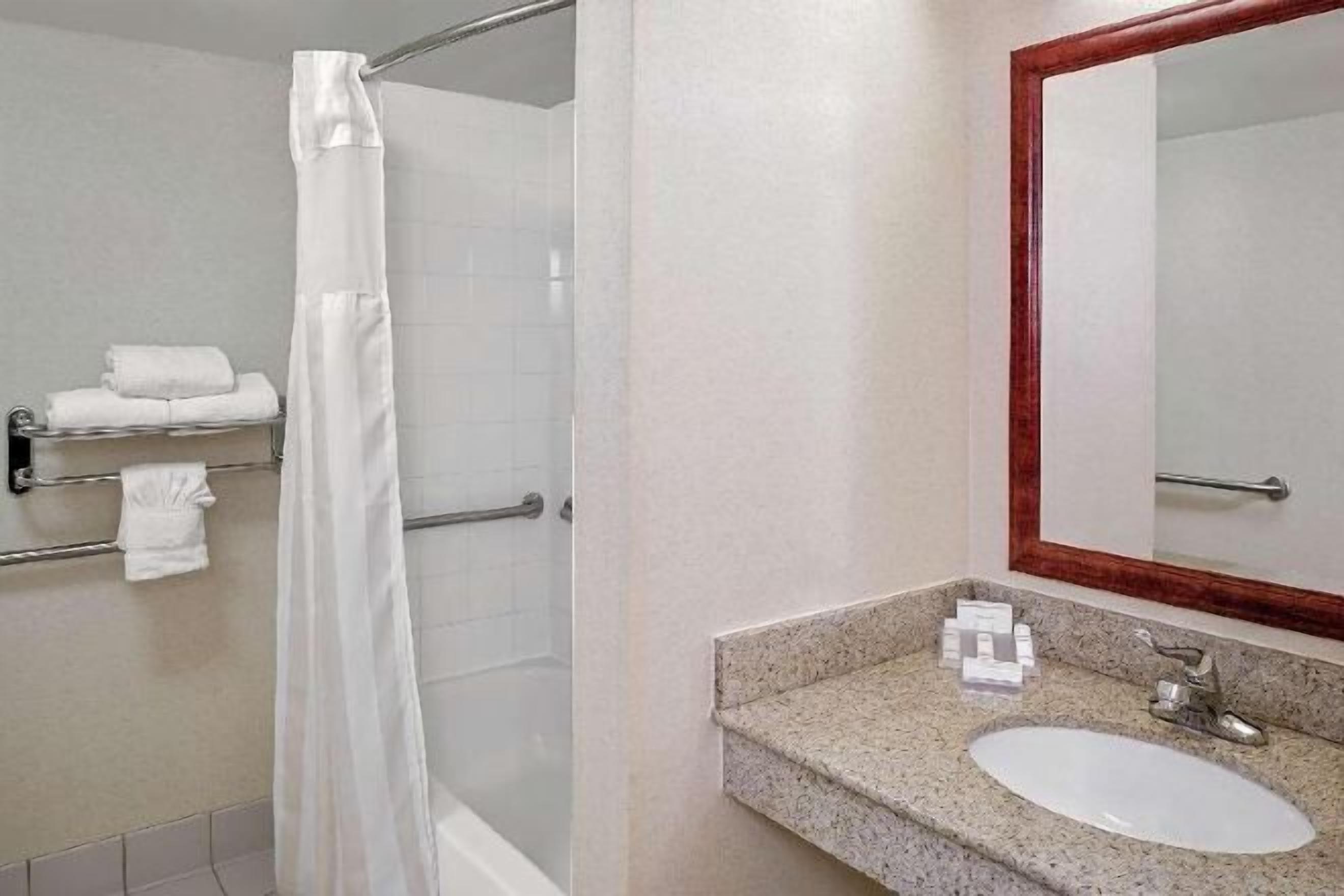 Bathroom | Combined shower/tub, free toiletries, hair dryer, towels