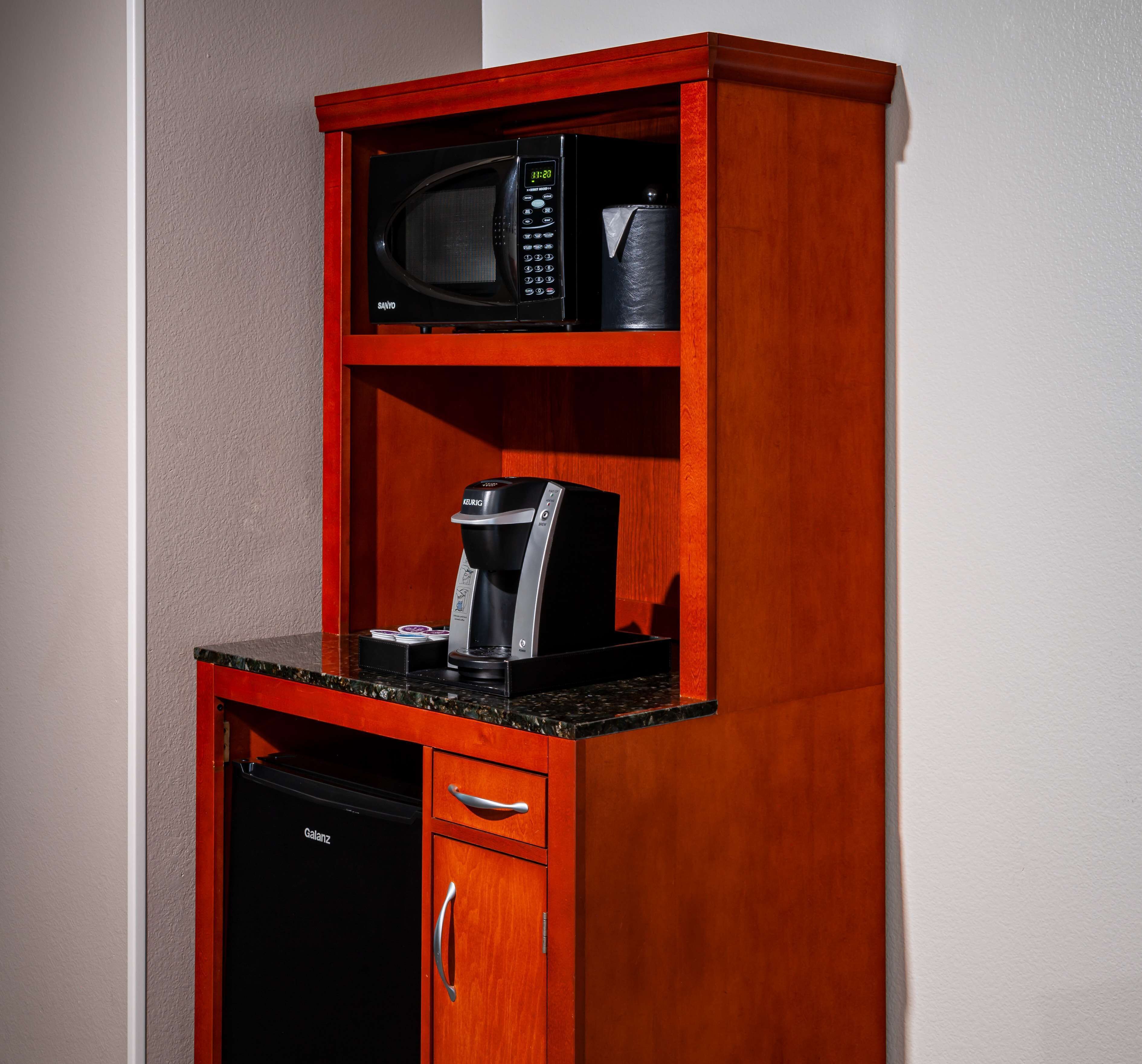 premium bedding, pillow-top beds, in-room safe, desk