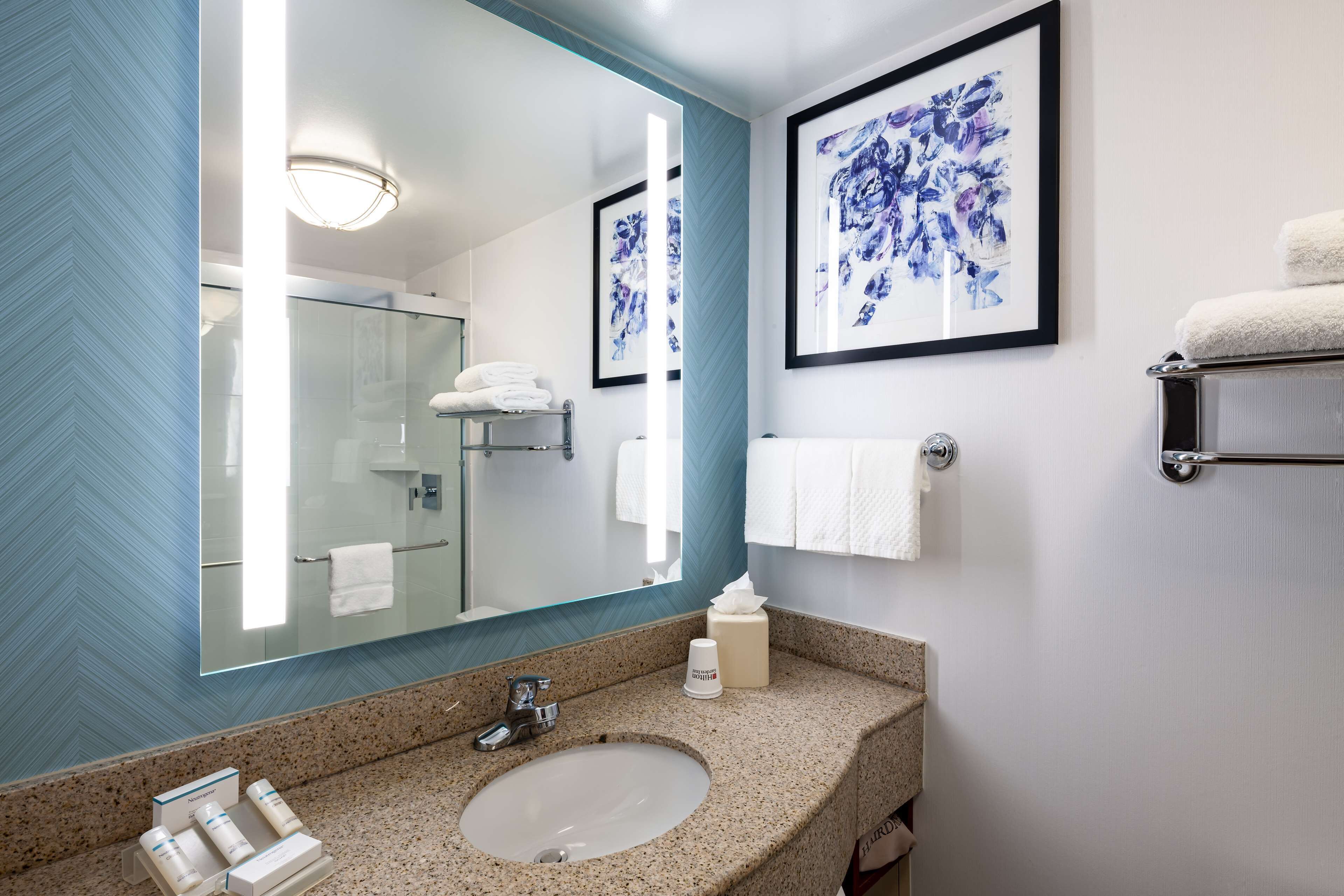 room, 1 king bed, non smoking | bathroom | combined shower/bathtub, free toiletries, hair dryer, towels