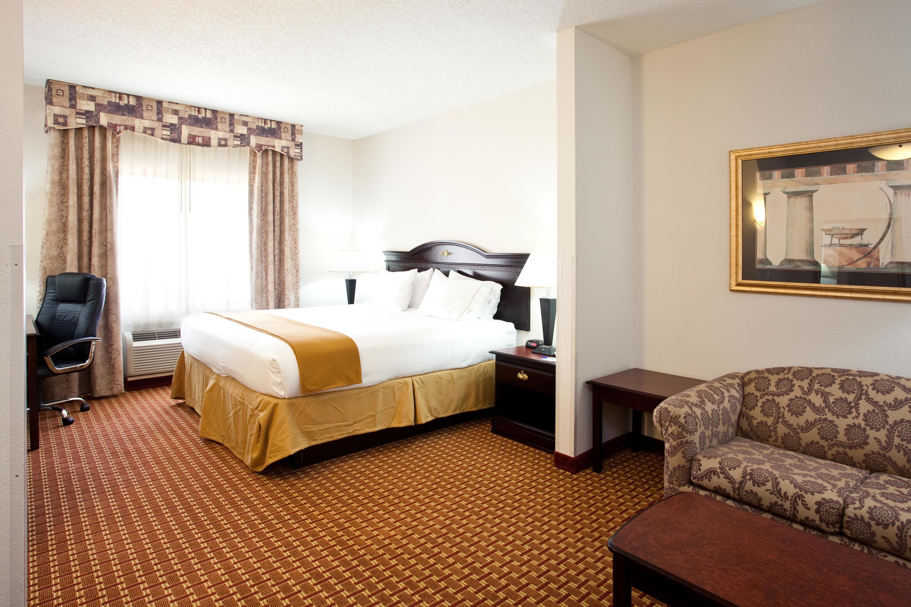 Standard Room, 1 King Bed | In-room safe, desk, iron/ironing board, free WiFi